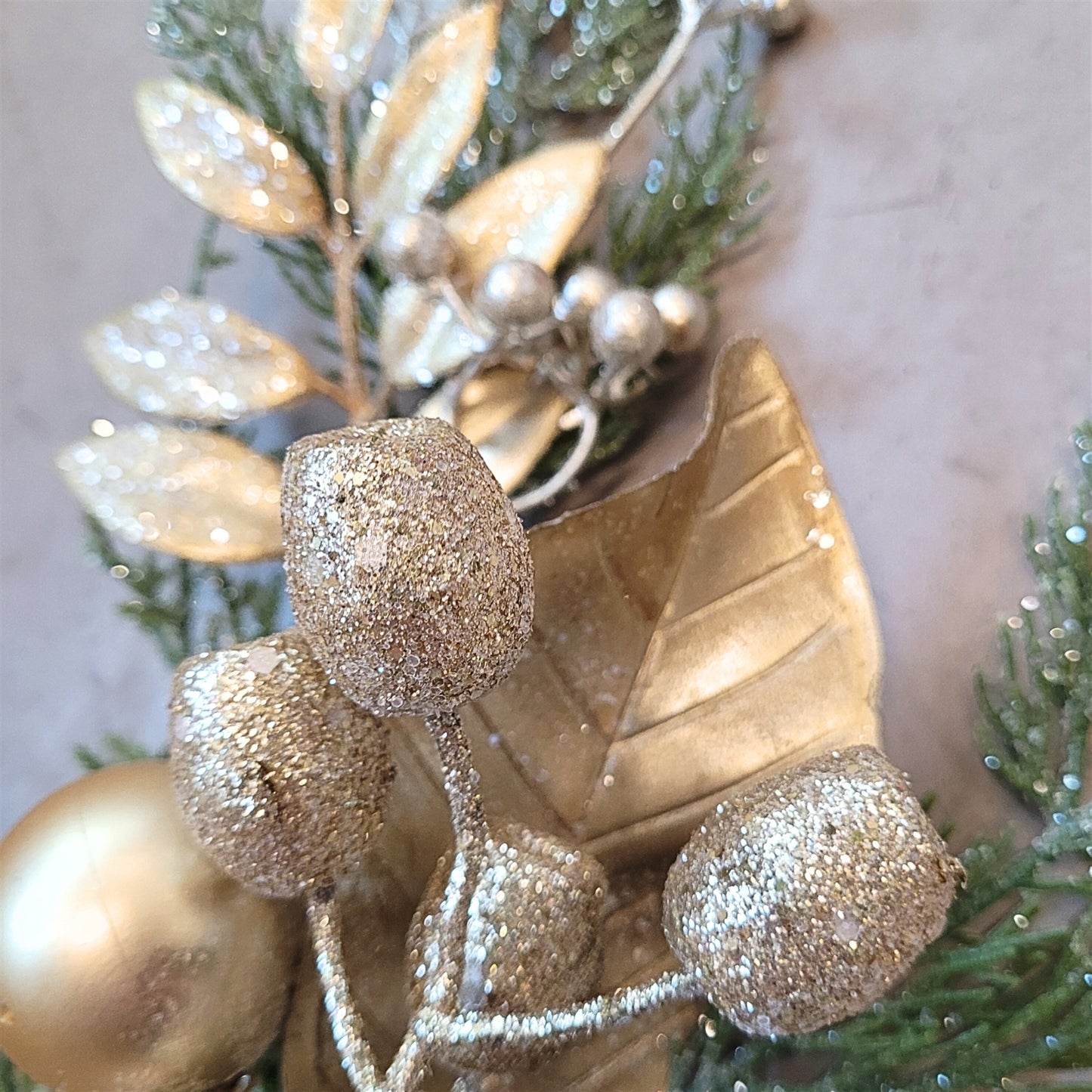 Cedar Mixed Metallic Leaves Spray 22” | QP