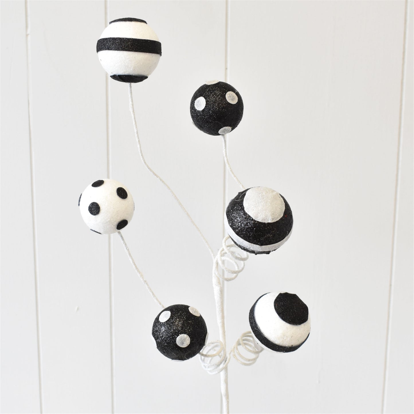Dots and Stripes Spiral/Ball Spray 24" in White/Black | QD